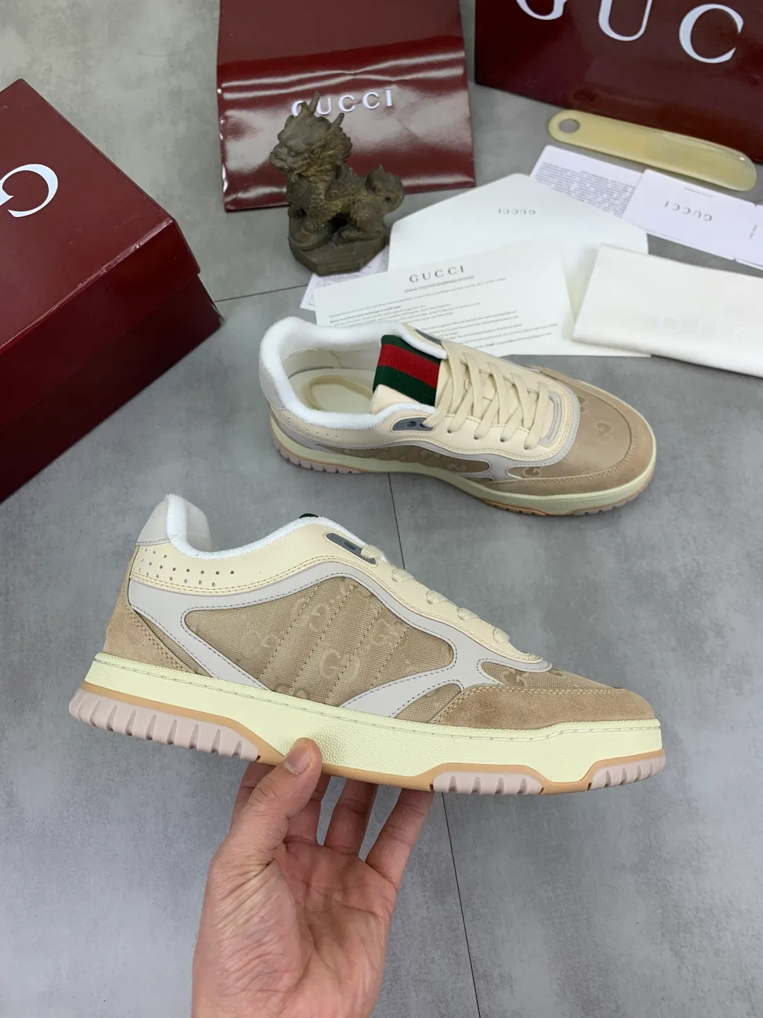 Men's men's shoes 💰P542 new Gucci Gucci couple 🧑‍🤝‍🧑 autumn and winter low-end catwalk casual sneakers, top version! Oil edge craftsmanship. New model for early spring, creating a perfect style, cool and sassy, ​​c-position fashionable wear, classic shoe style with retro and futuristic feel, showing exquisite texture! Open mold to customize high-density outsole. Comes fully packaged. Size: 35-45 Fabric: Imported calfskin punching Lining: Imported original towel lining